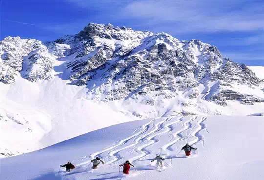 冬季滑雪旅游必去之地，雪域奇景的极致体验探索