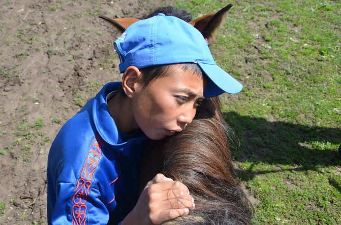 马夫儿子回应父亲行为，女驴友遭猥亵事件曝光