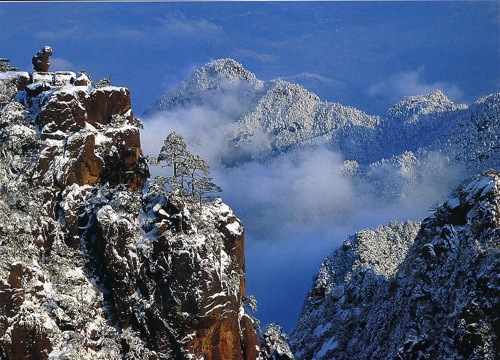 黄山金色雪景惊艳冬日，奇幻童话般的冬日世界